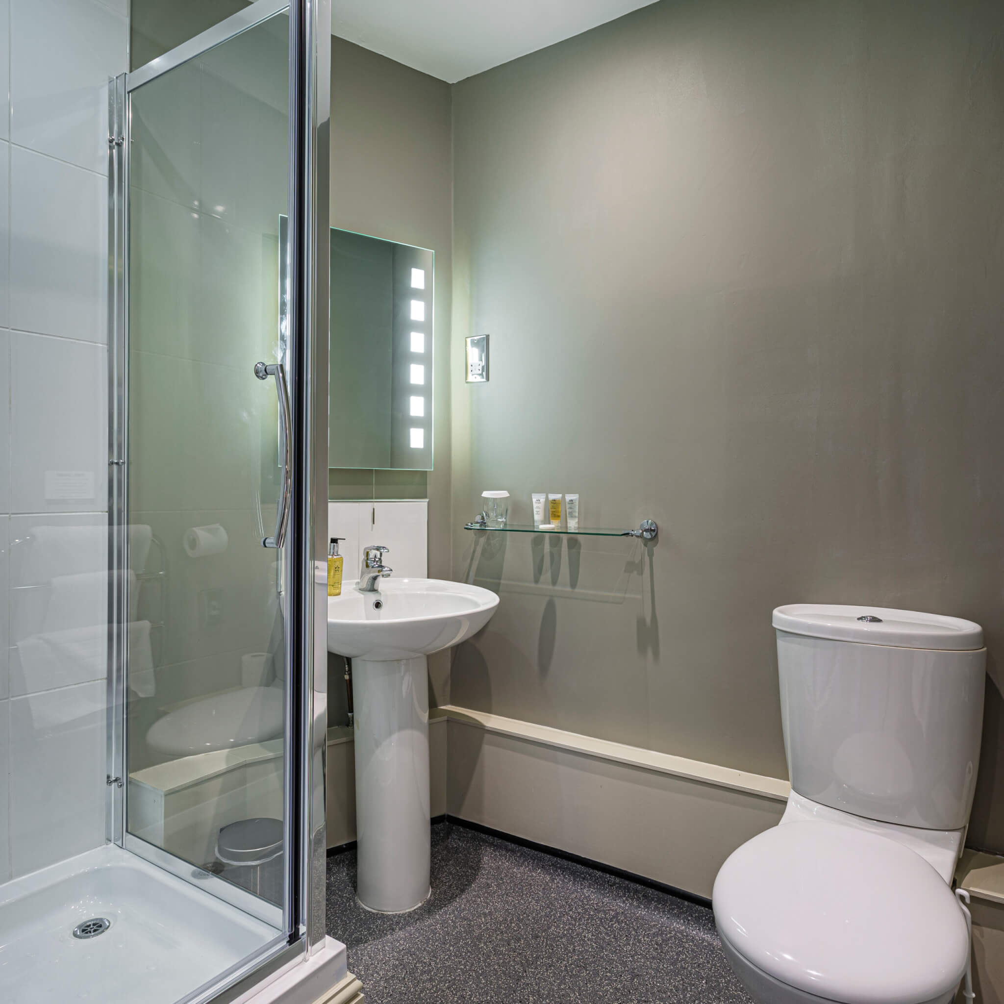 Swan Hotel Stafford Classic Single Room bathroom scaled