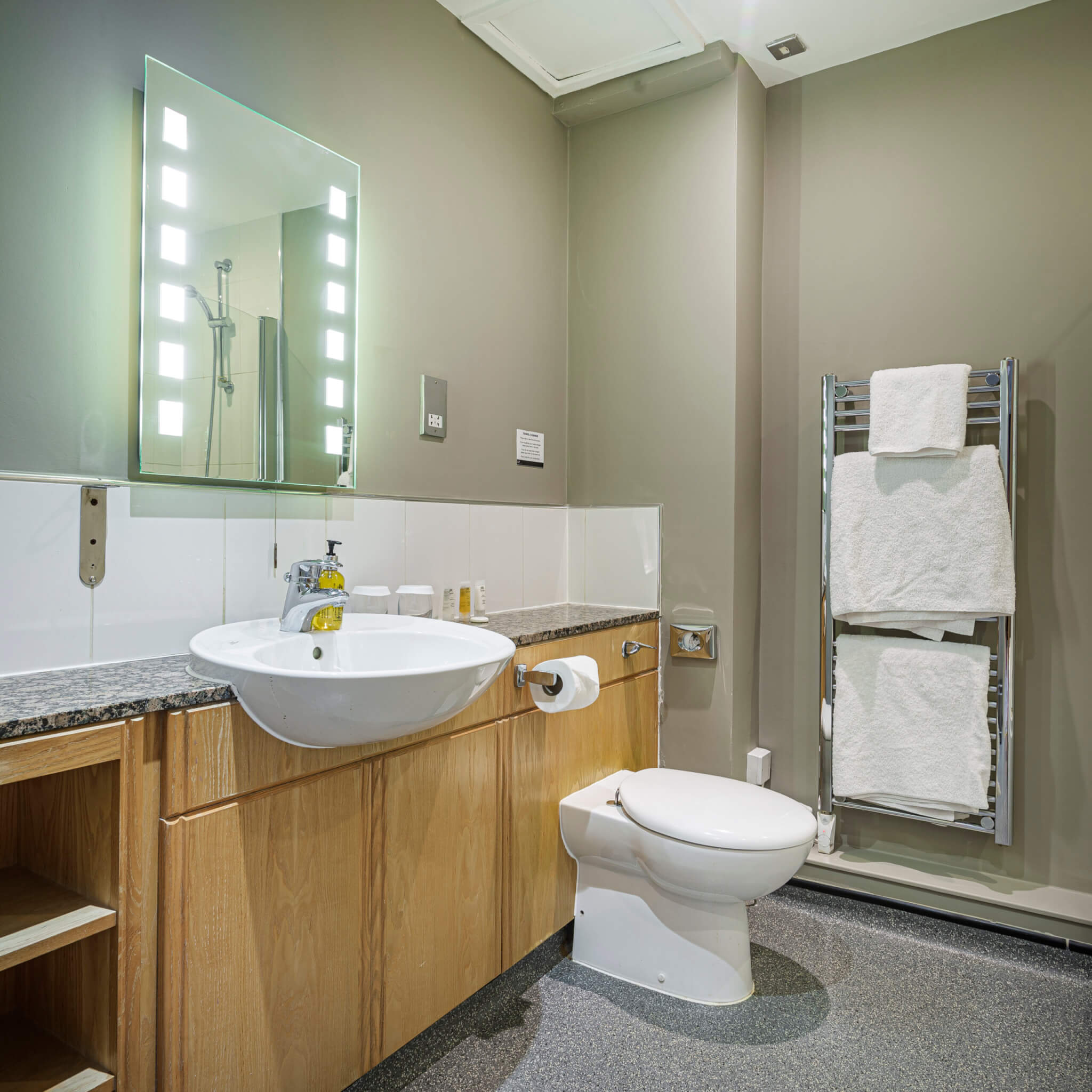 Swan Hotel Stafford Deluxe Double Bathroom scaled