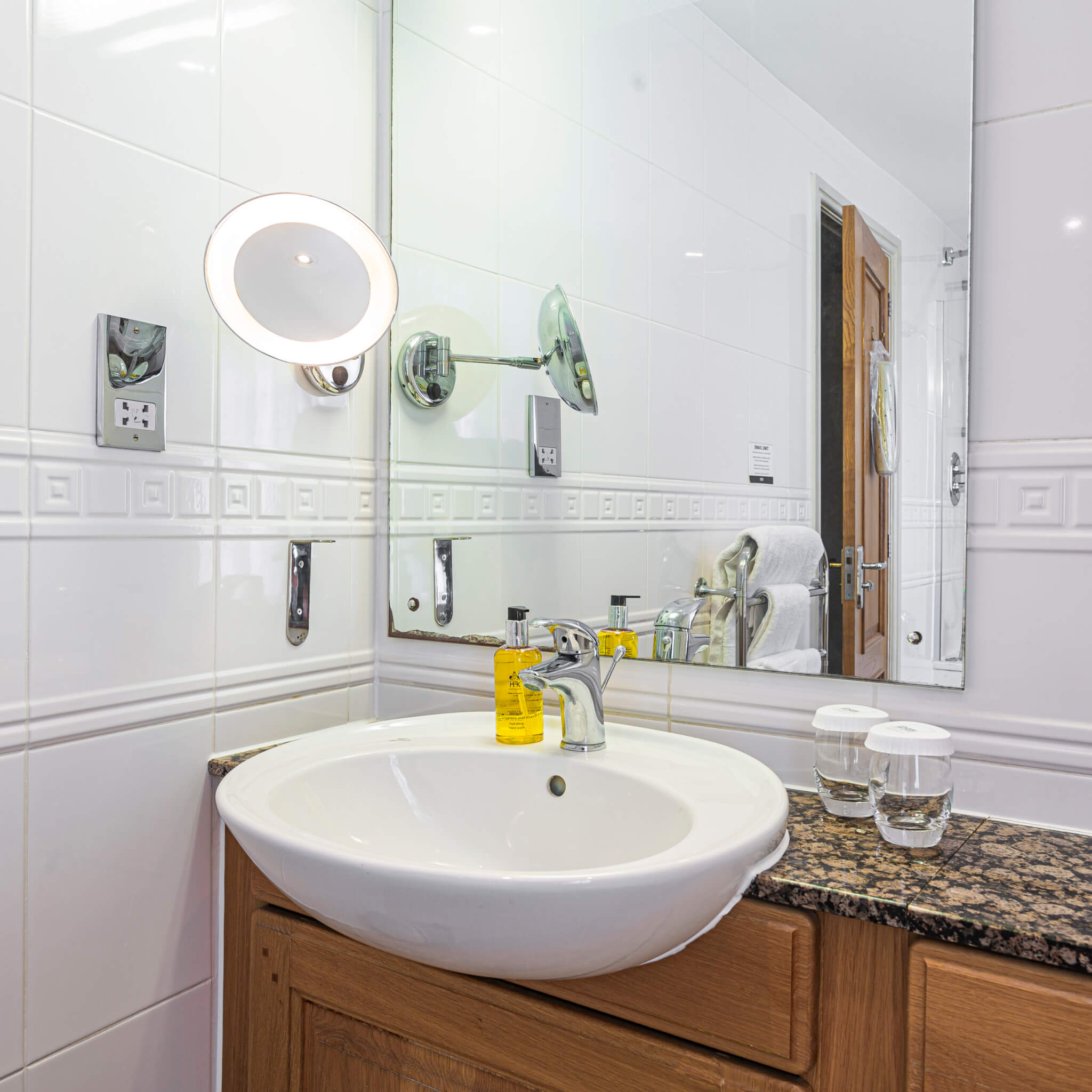 Swan Hotel Stafford Superior Double Room Bathroom scaled